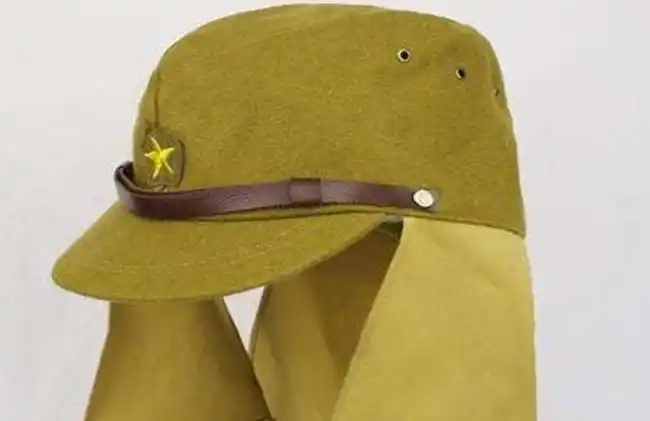 日本军人帽子上的两片布是干啥用的说出来你别不信