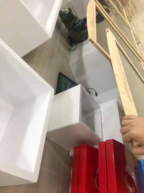 产品展示区无规划摆放物品