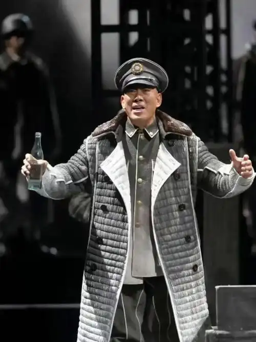 有一次,吴京安与几位好友共同聚餐.