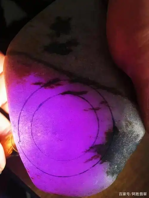 看这紫的话色是非常漂亮的打灯通透·,整个原石的也是全身脱沙,压灯