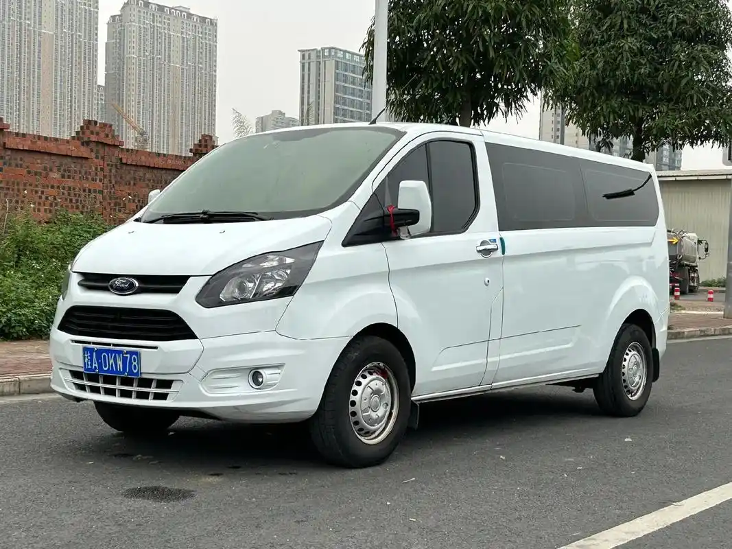 22年福特新全顺小平顶9座,柴油2.0t福特v362彪马发动 - 抖音