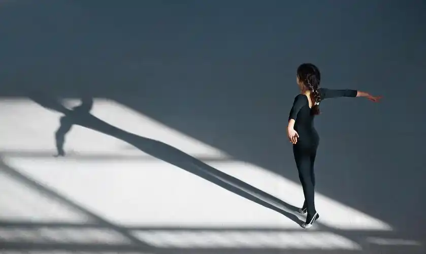 拉丁夫妇跳探戈舞活力青春活力美丽的夫妇在活跃的舞厅跳舞在撒哈拉