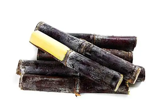 白底上放着一堆新鲜黑皮甘蔗