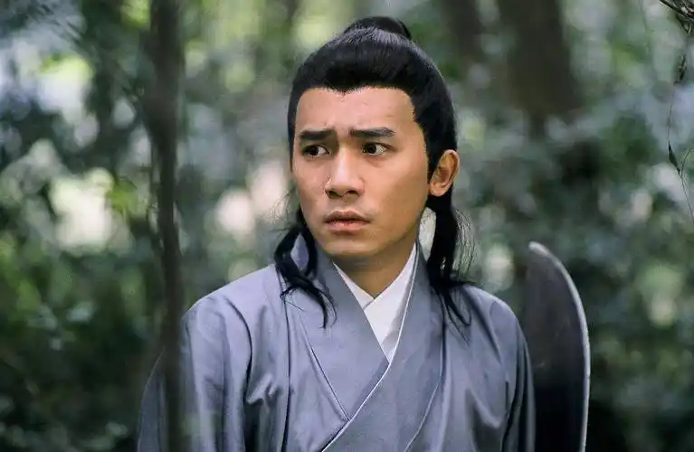 性格迥异的双胞胎和史破天,前者圆滑奸诈,《侠客行》年,梁朝伟被一人