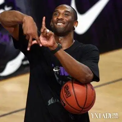 展示科比霸气la手势小图 讲述他的三连冠时期