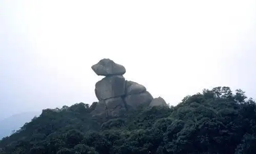 黄山奇石狮子抢球