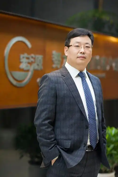 郑贤国:韬光匿迹 低调务实的"领军人"