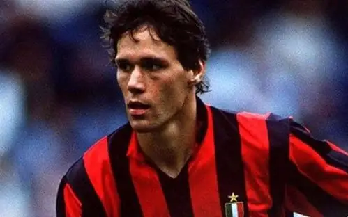 飞翔在圣西罗的荷兰人米兰三剑客之范巴斯滕那一剑的风情