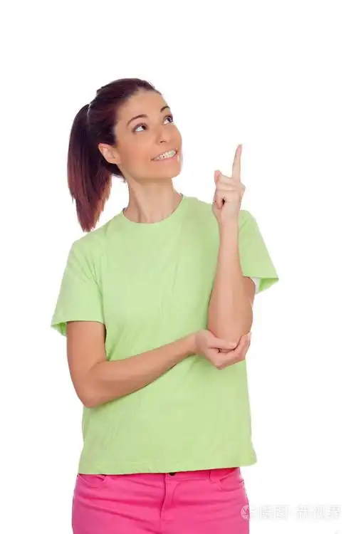 指示用手指东西的粉红色牛仔裤的休闲女孩