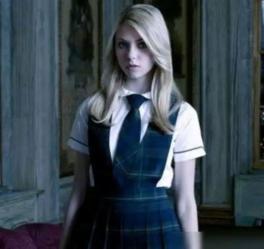 最终战在礼堂出卖了哈利·波特的正是潘西·帕金森,当场就引起了三个