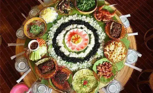 布依族美食:腊肉,血豆腐,糯米饭