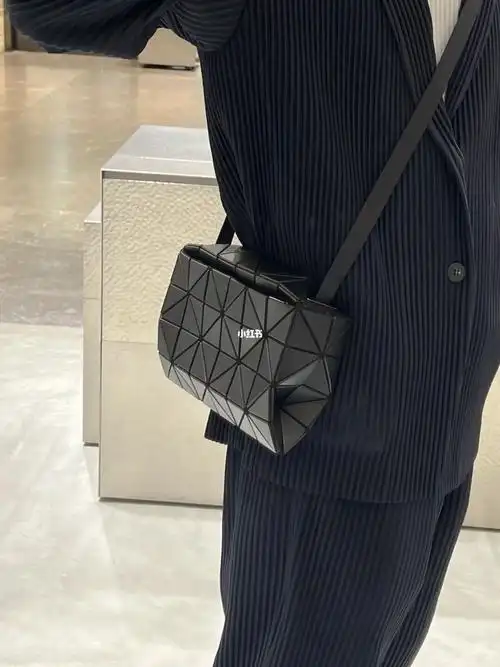 三宅一生亚光黑枕头包