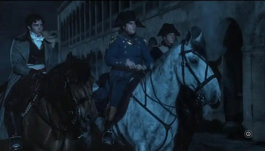 为展现拿破仑的军神一面,影片主要通过土伦战役,金字塔战役,三皇会战