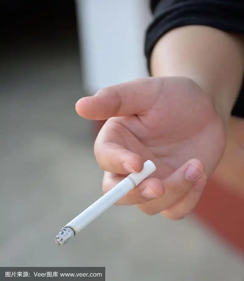 女人手里的香烟