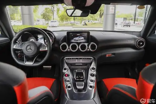 【奔驰gt amg2017款amg gt内饰全景正拍汽车图片-汽车图片大全】-易车