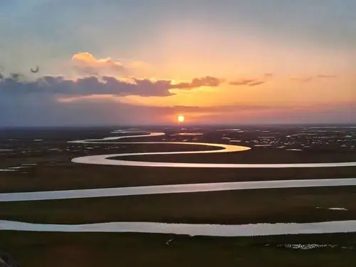 《平静的秋》作者:清风《山路弯弯》作者:牛红雨《秋高气爽染胡杨》