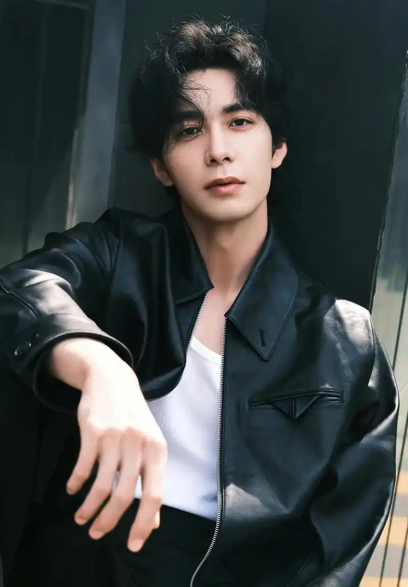 陈星旭早秋写真大片!卷毛发型慵懒帅气,黑色皮衣男人味十足