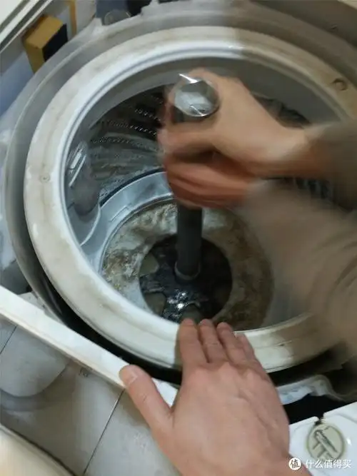 这活还是请人来做舒服,拆机清洗松下波轮洗衣机