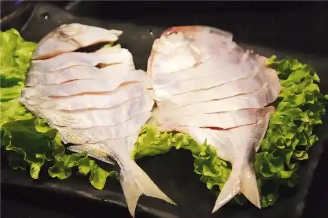 因鲳鱼 肉质鲜嫩肥美,刺非常少,所以火锅鱼也能大快朵颐.