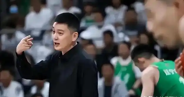 冰火两重天! 广东宏远老板陈海涛冷静指挥,老板娘吴迪却呐喊助威