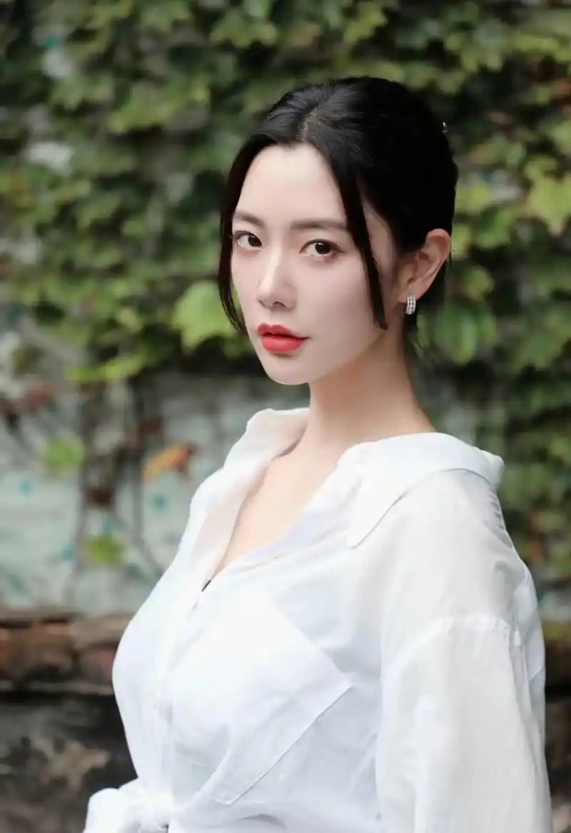 李成敏(clara lee,克拉拉), 1986年1月15日出生于瑞士,英国籍亚裔女