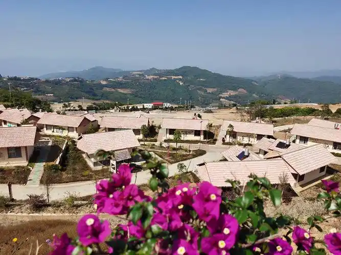 图为国门新村的一角,远处就是缅甸的公明山.