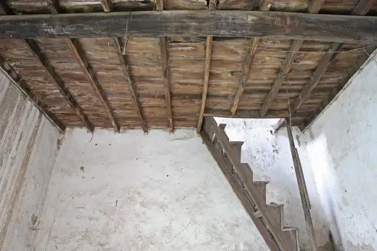 木制楼梯与木制楼板