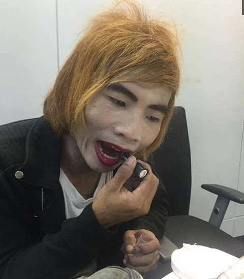 因为妆容的奇特,加上自身的素质,配上如此杀马特的造型,引来很多路人