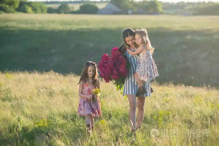 母亲带着两个女儿的家族肖像