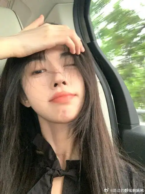 鞠婧祎鞋子比脸大##鞠婧祎白袜洞洞鞋