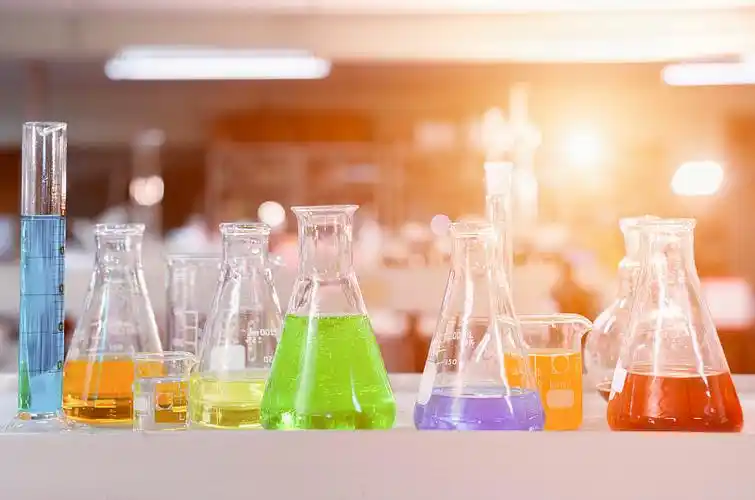 实验室研究-科学玻璃器皿的化学背景实验在化学实验室在科学教室内部.