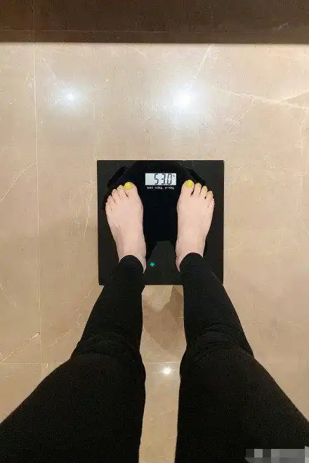 曾被王思聪一眼倾心的戚薇,微博霸气晒体重,真是一秤惊心!