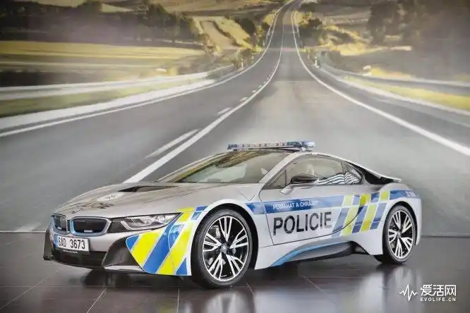 宝马i8其实是警用标配 捷克抓坏人也用超跑啦