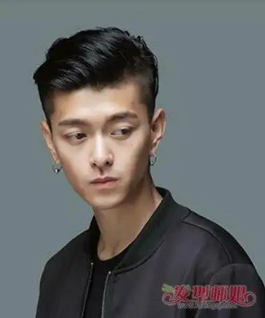 向后梳的男生发型青年
