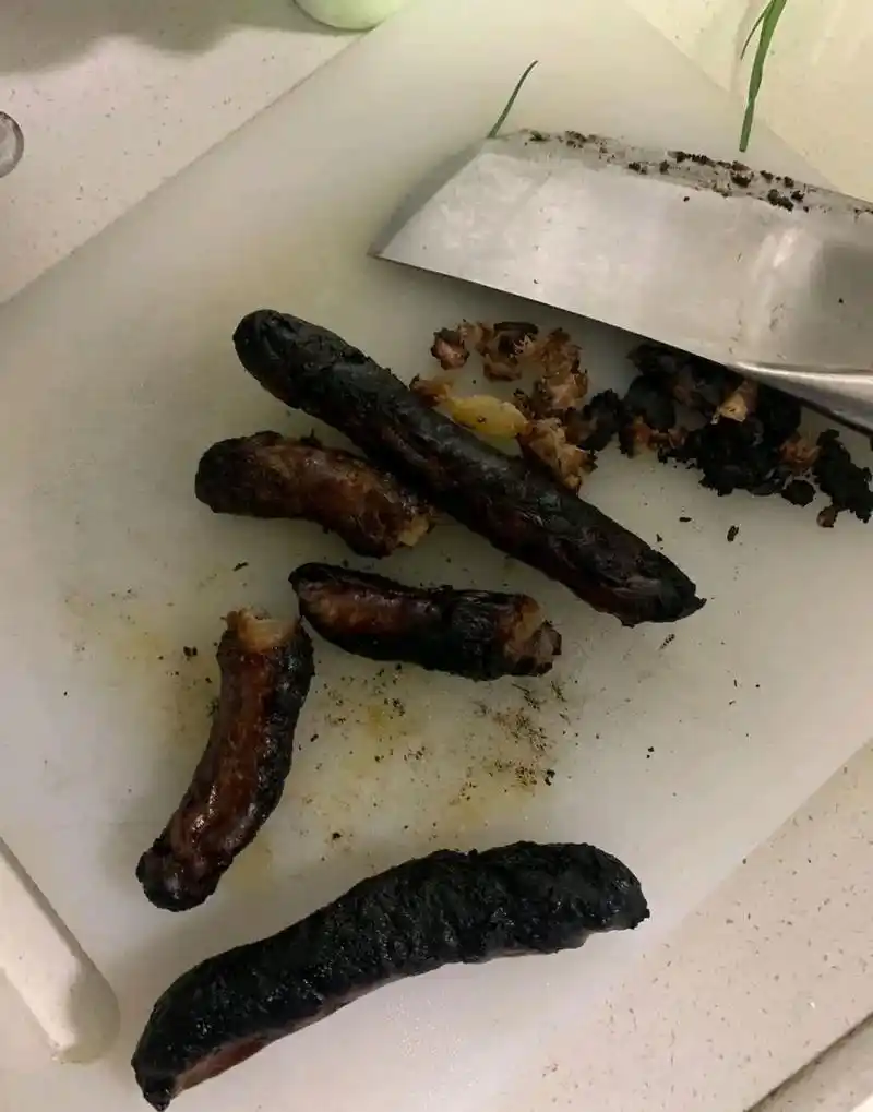 难得做饭,煮什么,头发都烧焦了.[大笑][大笑]#搞笑