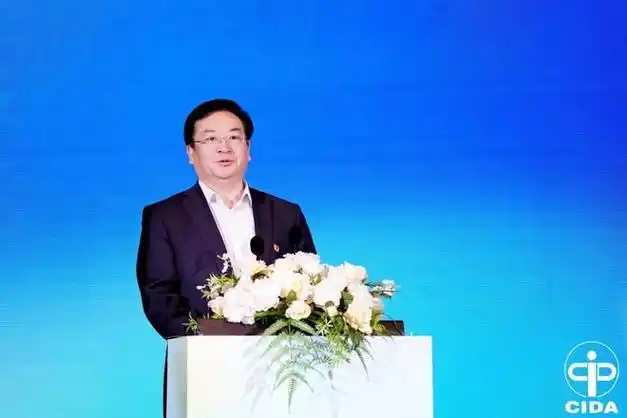 4月11日上午,大会开幕式正式举行,开幕式由中国室内装饰协会秘书长