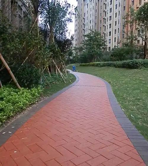 山东一小区使用透水砖铺路