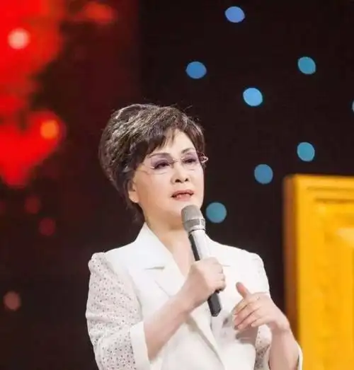 看到78岁李谷一摘假发穿艳丽我悟了女人直面衰老才是真的美