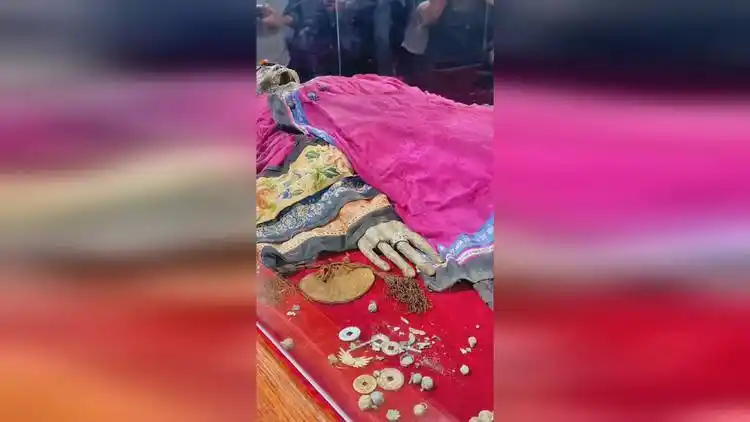 香妃遗体出土,指尖果然留有余香