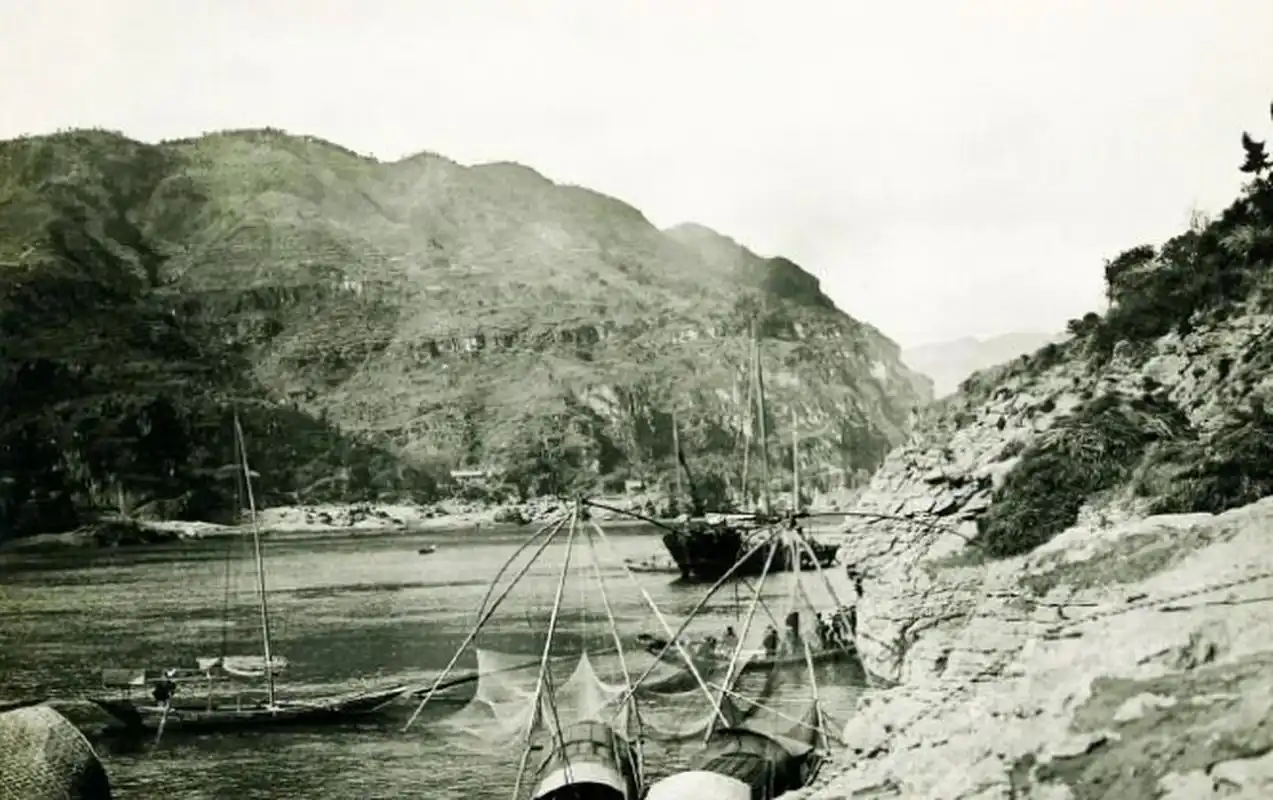 美国人拍摄的百年前长江三峡:风景依旧秀丽,但纤夫们生活艰难 西陵峡