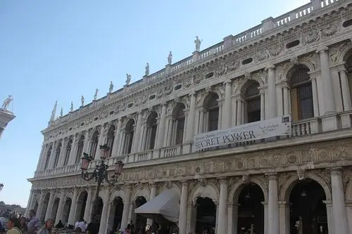 圣马可图书馆外表.圣人像,石壁画,一个没看懂.