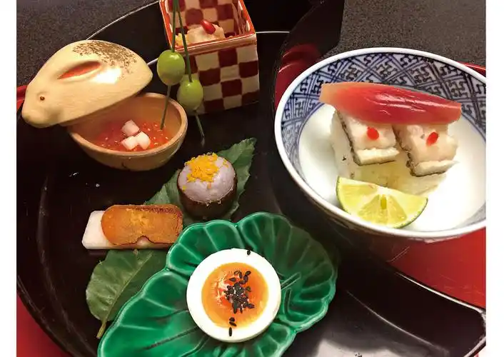 生活消费 > 用心品,用眼尝 日本怀石料理 食材多样,摆盘细致,以当季