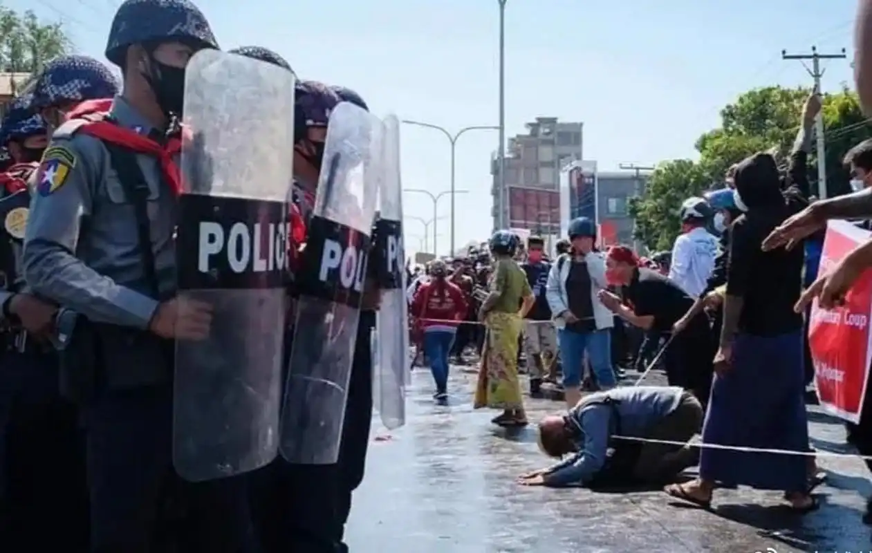 缅甸示威民众向军警下跪