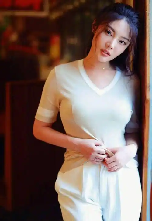 原创徐冬冬写真惊艳亮相完美身材与演技并存粉丝倾倒魅力何在