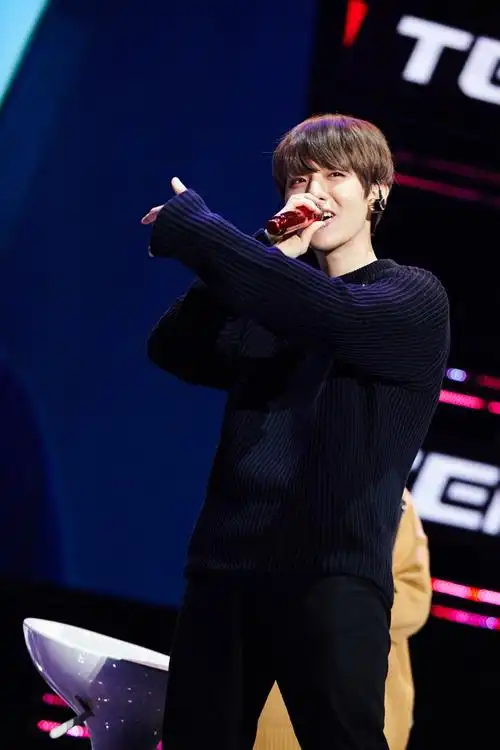 22完成游戏任务环节中的边伯贤.