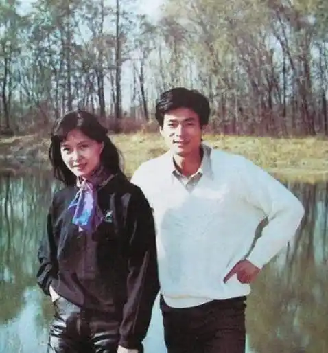 她一婚嫁导演二婚嫁歌手,拿过百花影后奖,当过央视主持人_方舒