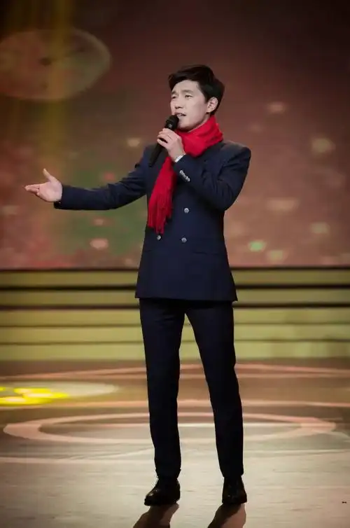 吉林农民村晚蒙古族青年歌手傲日其愣走心演唱父亲的目光唱哭全场