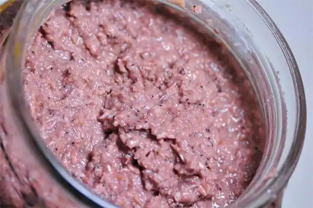 虾酱的做法:虾酱是渔村家 家户户必备的调料之一,每一道菜都需加这一