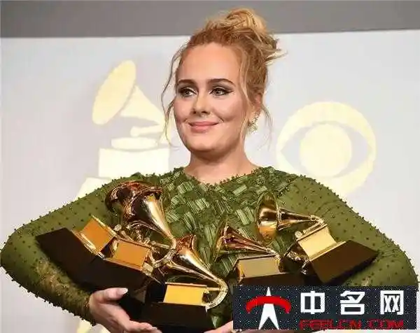 当晚,英国歌手adele凭借hello和《25》分别获得年度最佳流行女歌手