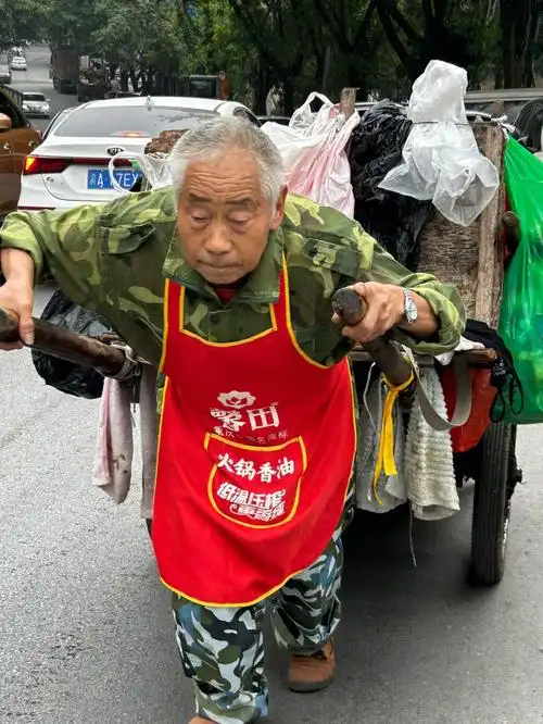 金墉手记354老俩口为啥要深夜辛苦干活